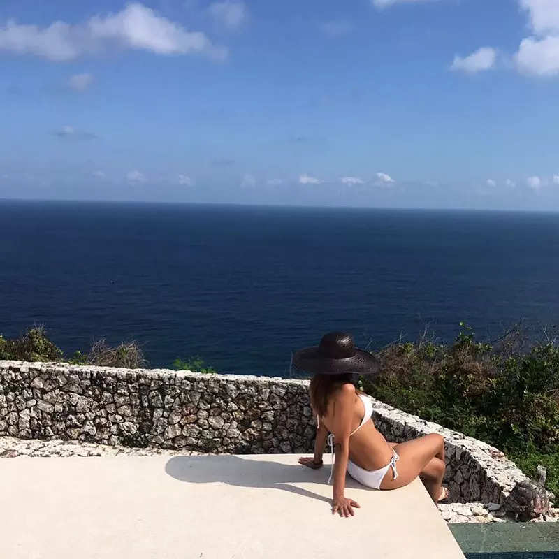 Bikini-clad Esha Gupta is raising temperatures with her new beach vacation picture