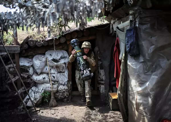 Ukrainian troops battle Russians street-to-street in eastern region; see pics