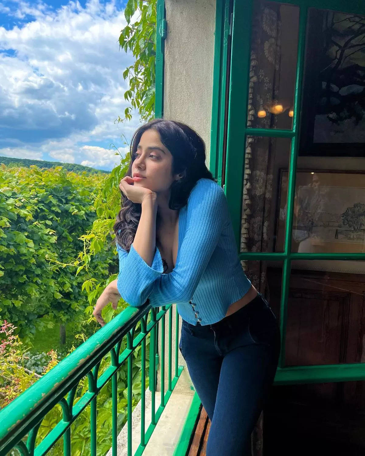 <BR> is a glam goddess in a royal blue thigh-high slit gown, see pictures