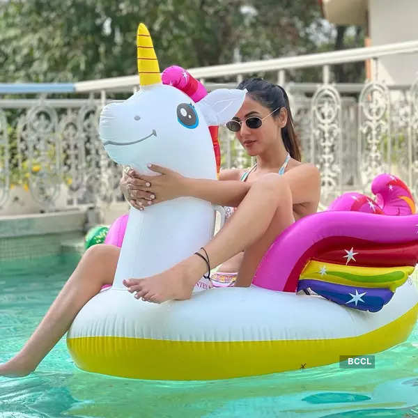 Sonal Chauhan takes the internet by storm with her stylish pictures