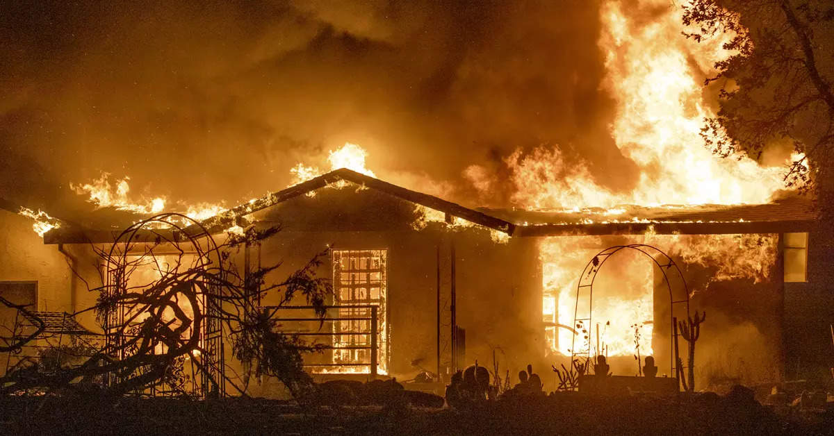 California wildfire engulfs almost 1000 acres; see pics