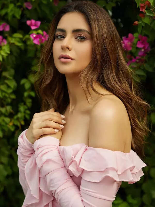 <BR> sets the temperature soaring with these pictures!