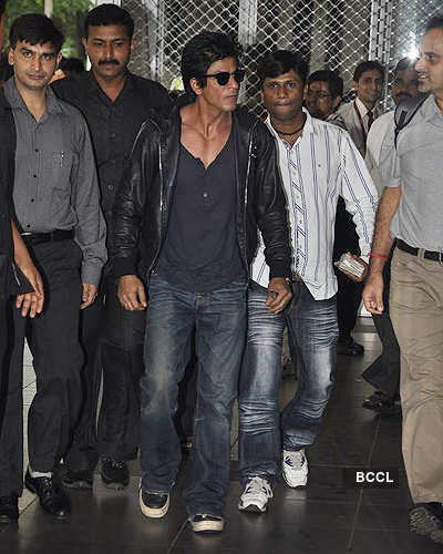 SRK & family return from London Pics | SRK & family return from London ...