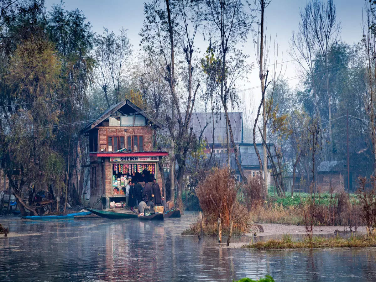 Kashmir's Dal Lake will get five new tourist villages