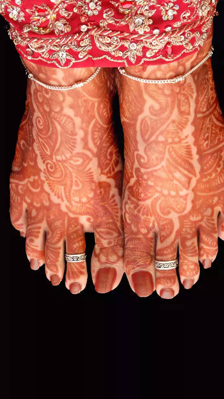 Toe Rings: পায়ের আঙুলে কেন আঙট পরেন মহিলারা? আসল কারণ শুনলে চমকে যাবেন! -  possible reasons why do women wear toe rings in india - eisamay