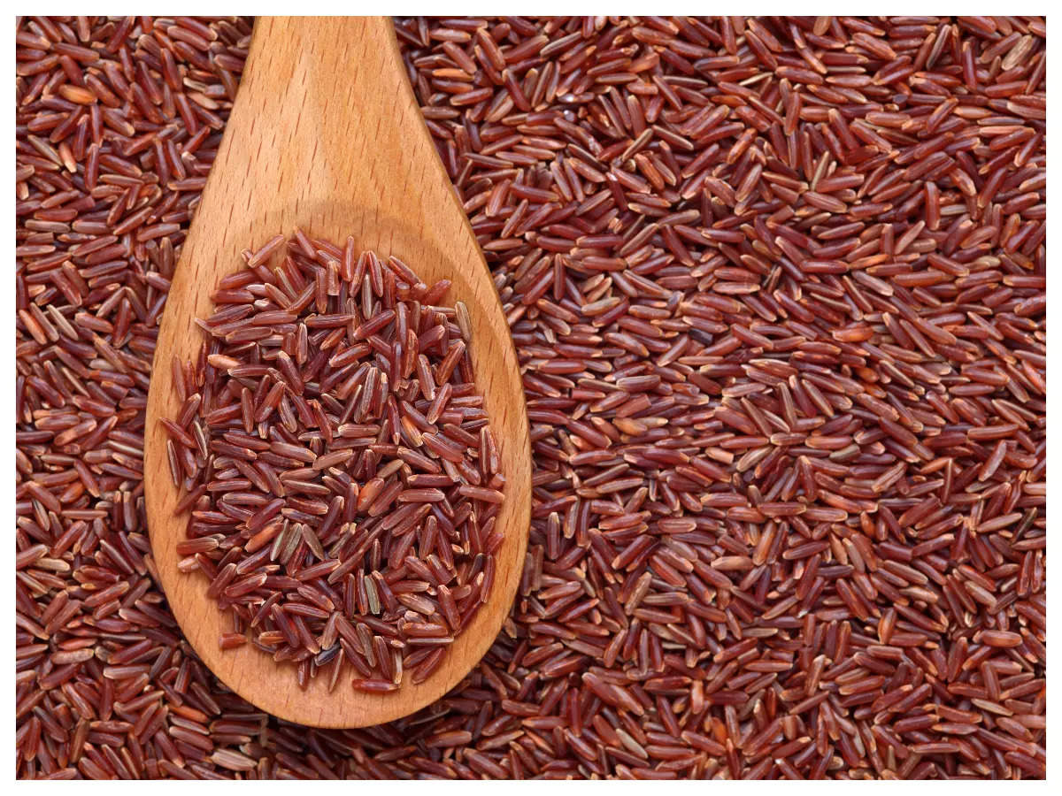 6 Red rice benefits and nutritious best recipes are described.