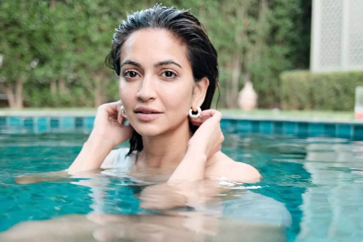 'Shaadi Mein Zaroor Aana' actress Kriti Kharbanda beats the summer heat by enjoying pool time in a monochrome swimsuit