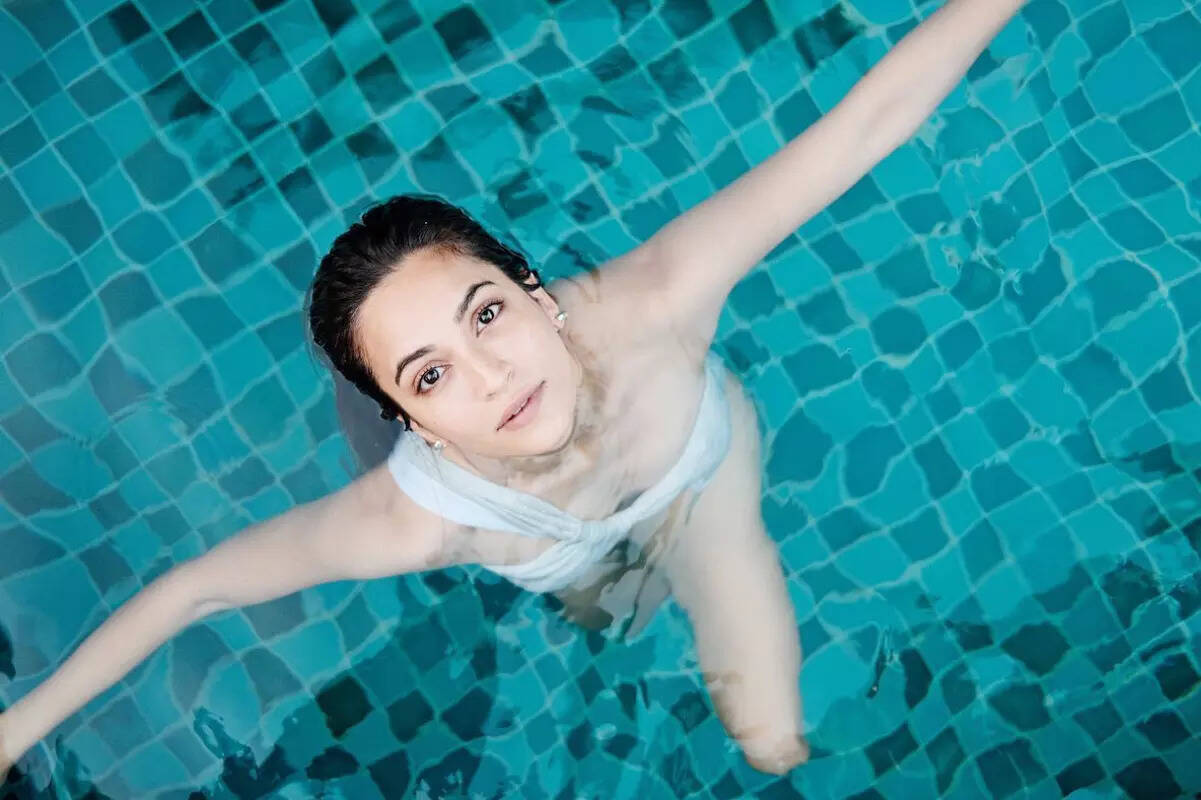 'Shaadi Mein Zaroor Aana' actress Kriti Kharbanda beats the summer heat by enjoying pool time in a monochrome swimsuit