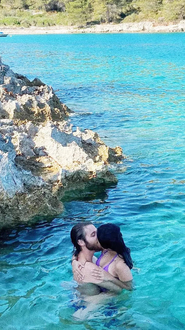 Mushy pictures of Aaliyah Kashyap & beau Shane Gregoire from their beach vacay