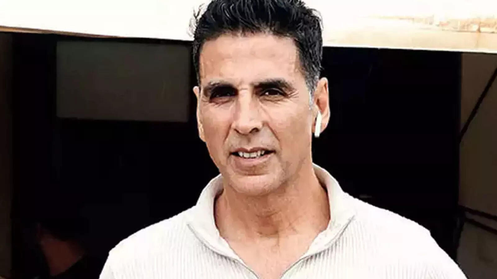 Akshay Kumar miffed with a journalist for asking him a question and ignoring; 'Question kar rahi ho dekho toh sahi' | Hindi Movie News - Bollywood - Times of India Akshay Kumar miffed with a journalist for asking him a question and ignoring; 'Question kar rahi ho dekho toh sahi' | Hindi Movie News - Bollywood - Times of India