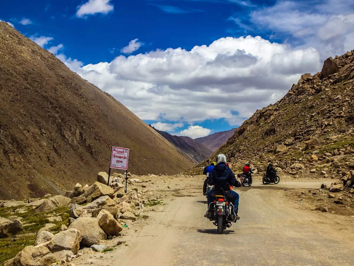 Le Ladakh reçoit beaucoup de visiteurs de mai à septembre.  Les autorités affirment que près de 80% des visites récentes se font par avion, tandis que d'autres préfèrent les voyages en voiture