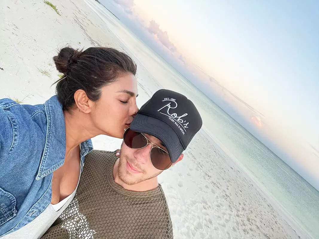 These mushy pictures of Priyanka Chopra and Nick Jonas from their beach vacay scream love
