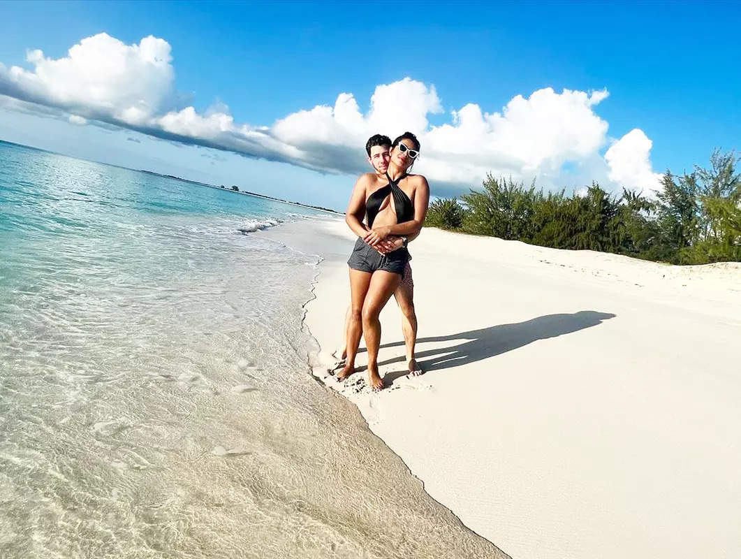These mushy pictures of Priyanka Chopra and Nick Jonas from their beach vacay scream love