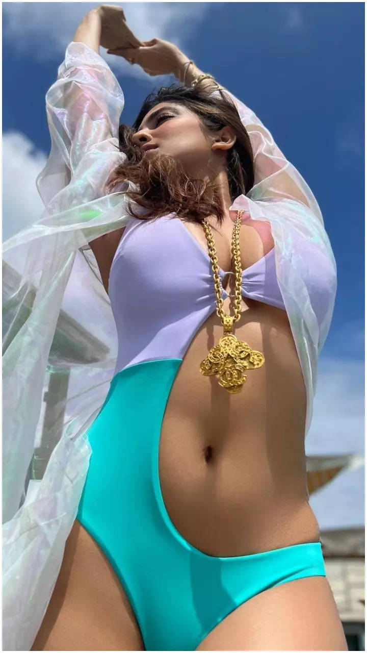 Prabhas’s ‘Raja Deluxe’ heroine Malavika Mohanan looks fabulous in Casual outfits
