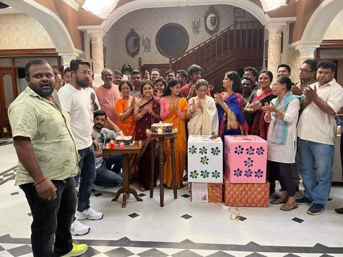 Koushik SenSomu Sarkar starrer ‘Godhuli Alap’ completes 100 episodes