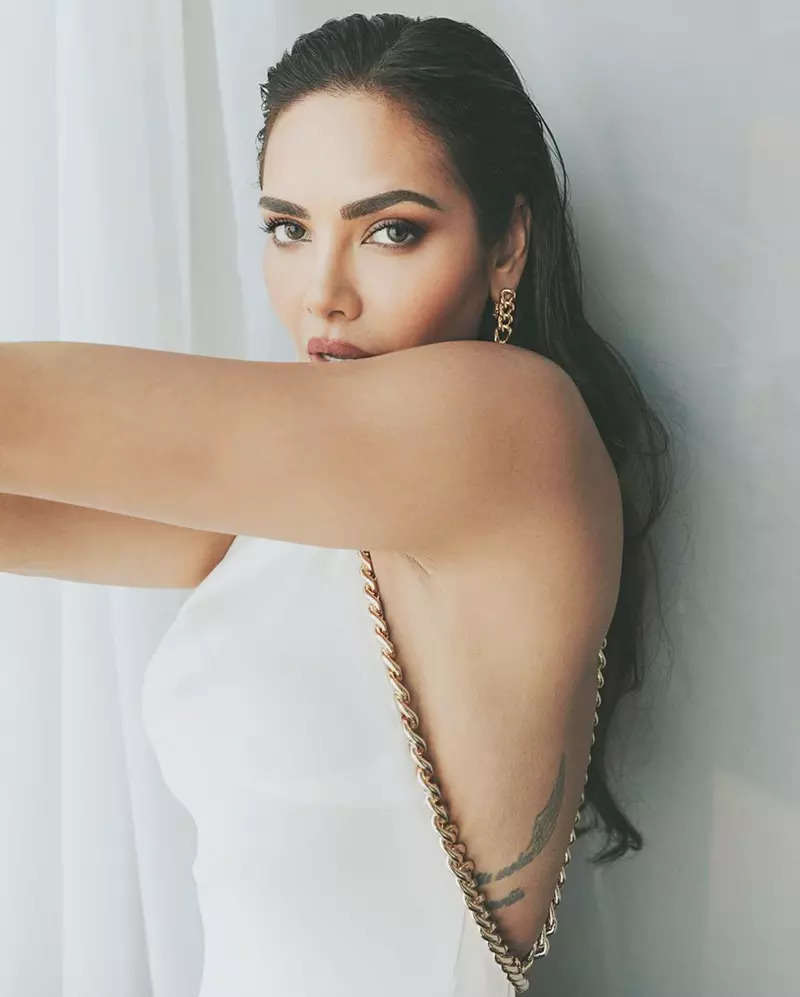 Esha Gupta is raising temperatures on social media with her new bewitching pictures