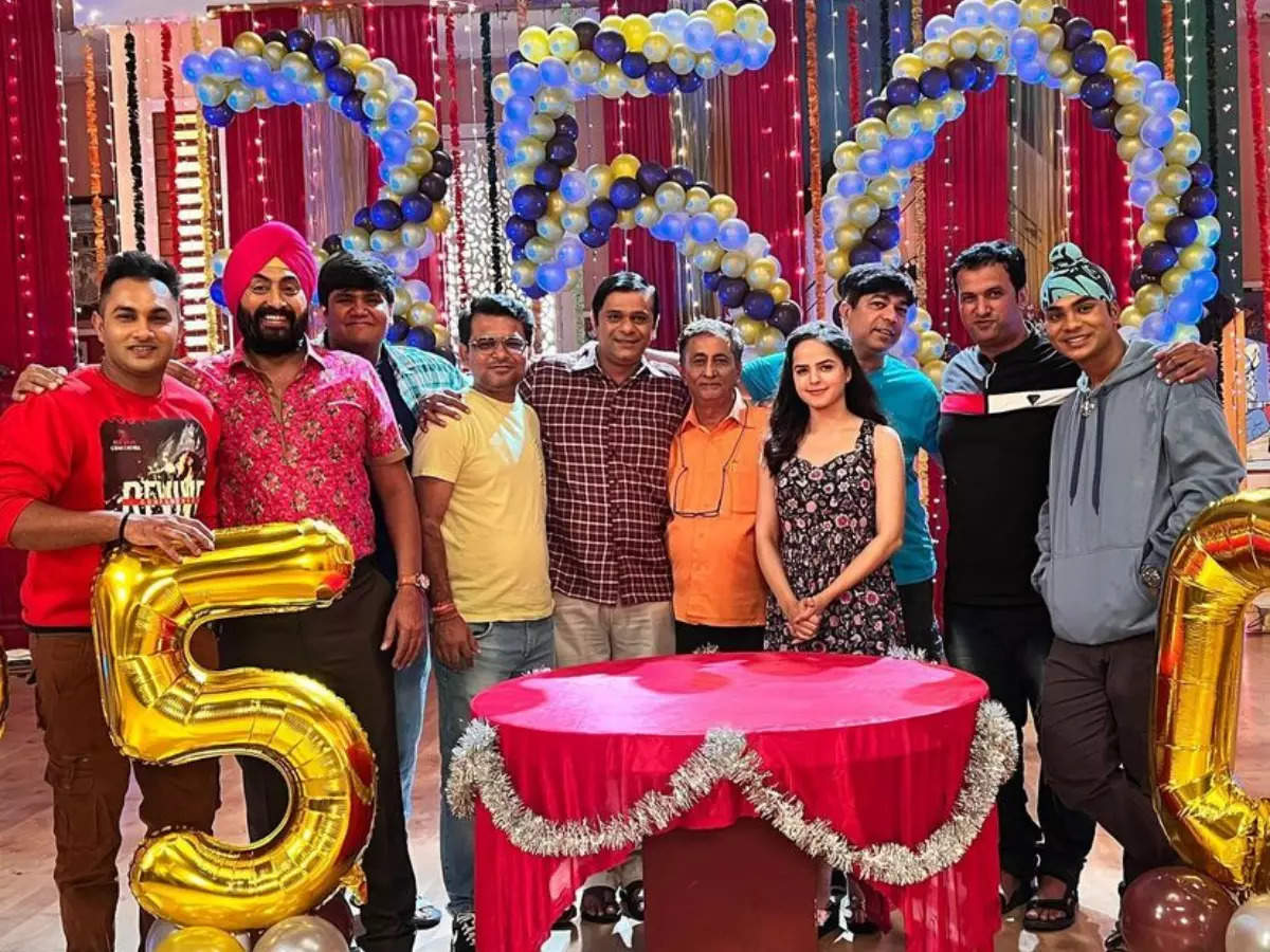 Taarak Mehta completes 3500 episodes; Tapu Sena and other cast members celebrate by cutting cake on beautifully decorated set The Times of India pic