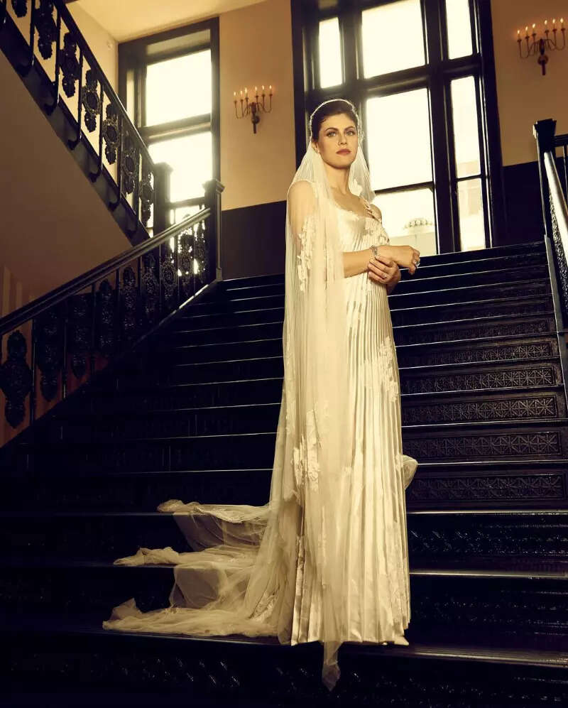 Dreamy wedding pictures of 'Baywatch' star Alexandra Daddario and producer Andrew Form are straight out of a fairytale!