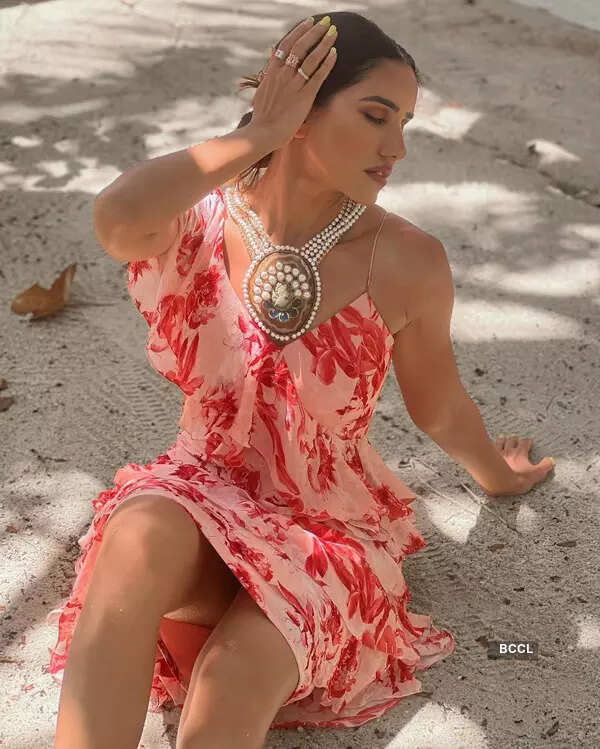 These glamorous pictures of Sonnalli Seygall are winning the internet