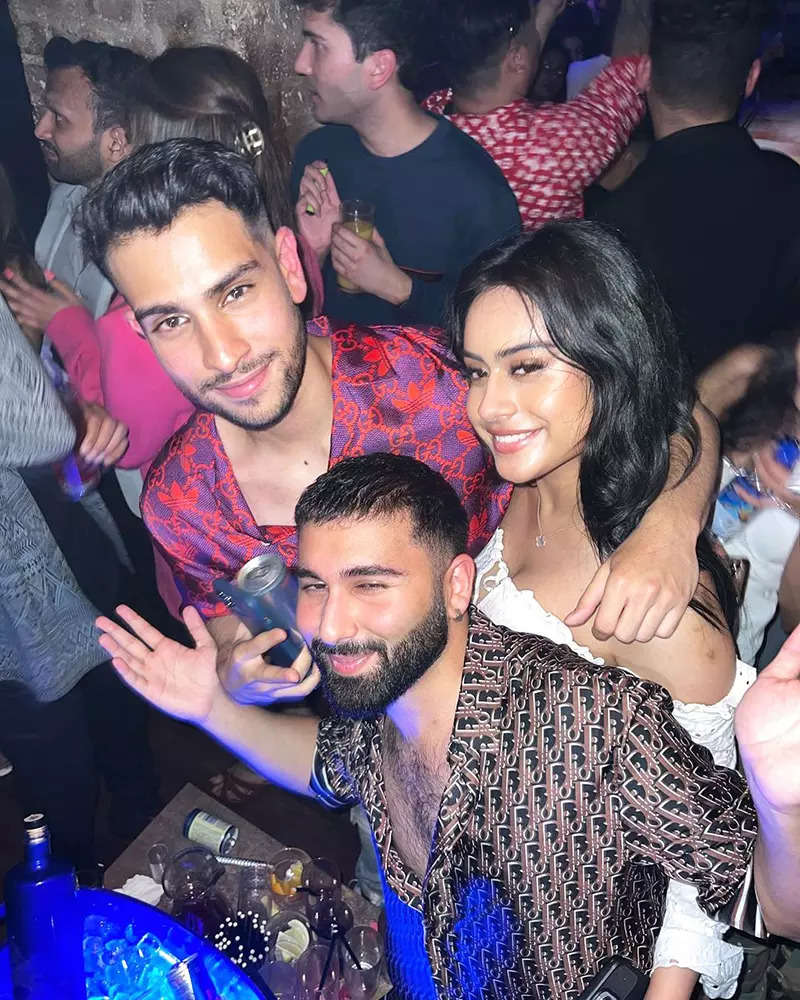 These gorgeous pictures of Nysa Devgan with her friends prove she is truly a party animal