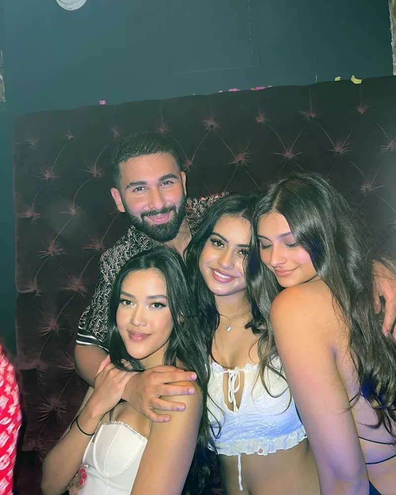 These gorgeous pictures of Nysa Devgan with her friends prove she is truly a party animal