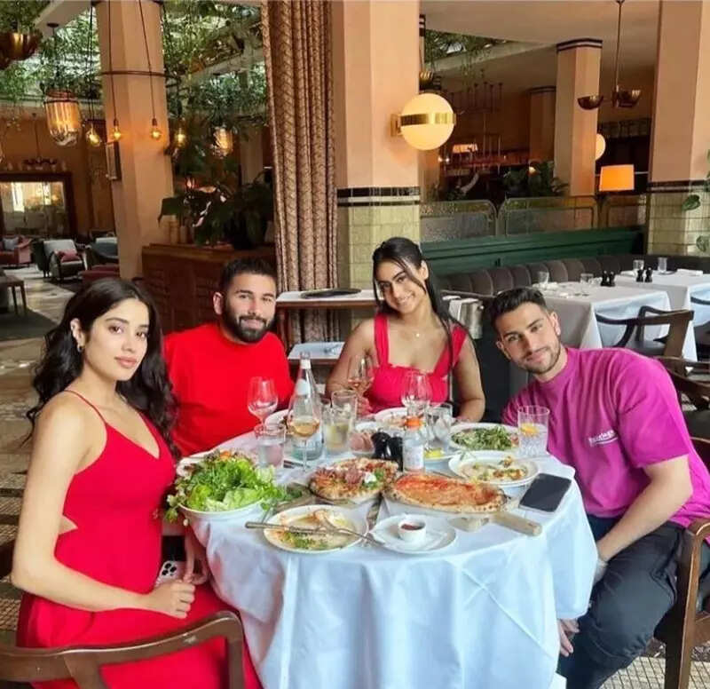 Fun-filled pictures of Nysa Devgan with her friends will make you miss your gang