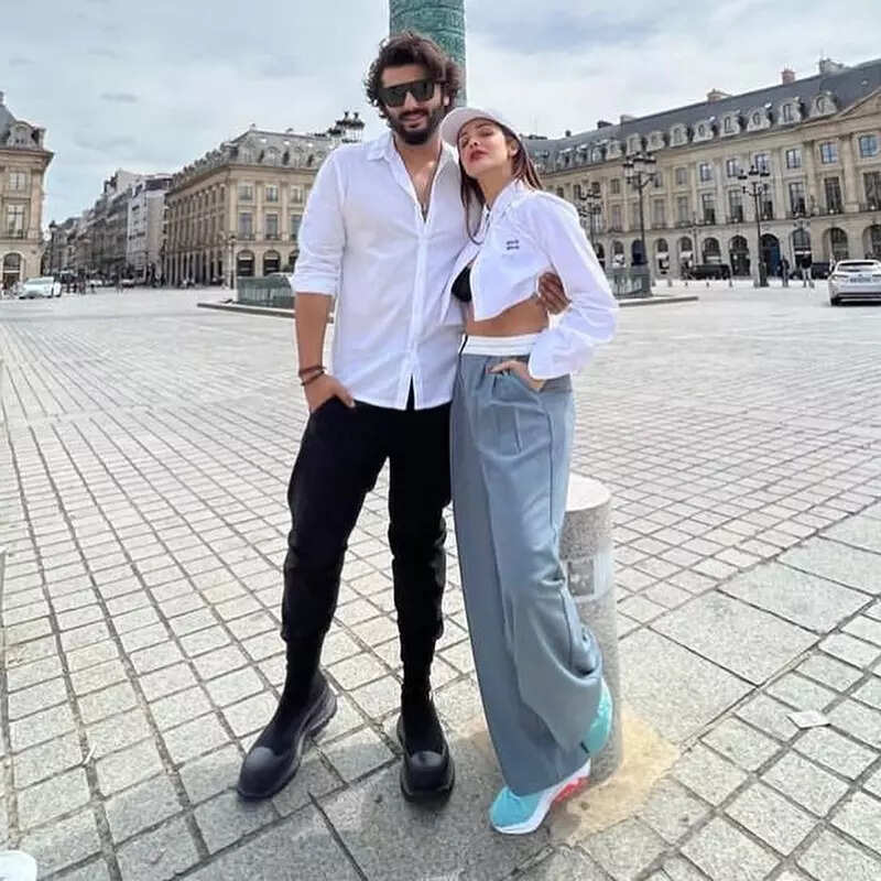 This lovely selfie of Arjun Kapoor with &lsquo;Shopaholic&rsquo; ladylove Malaika Arora you just can&rsquo;t miss