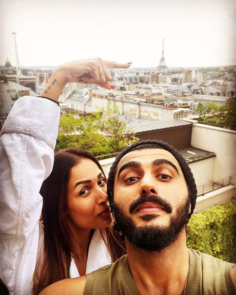 This lovely selfie of Arjun Kapoor with ‘Shopaholic’ ladylove Malaika Arora you just can’t miss