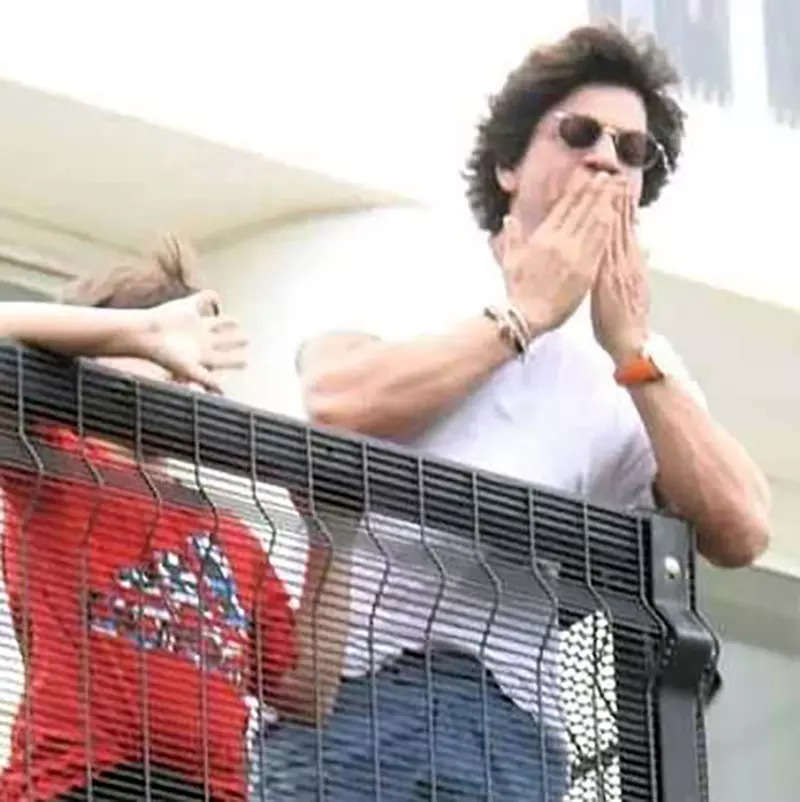 Pictures of Shah Rukh Khan and AbRam greeting fans go viral; netizens call it ‘Perfect Eidi’