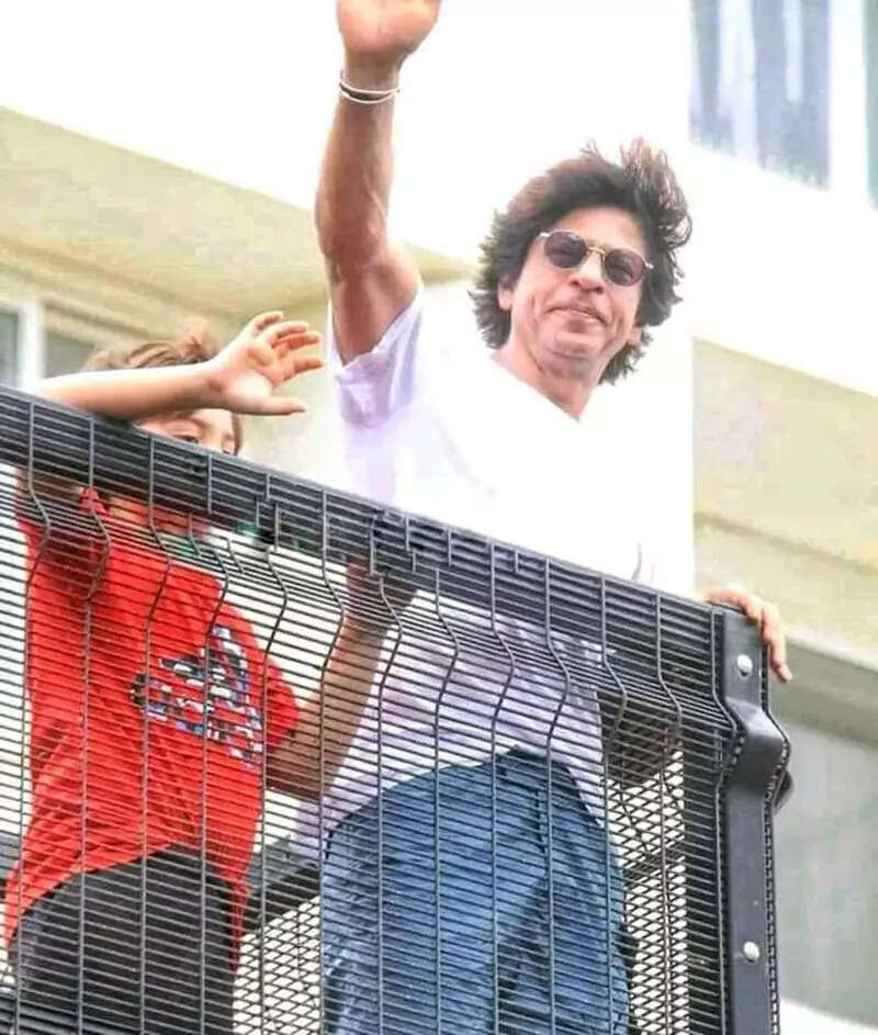 Pictures of Shah Rukh Khan and AbRam greeting fans go viral; netizens call it &lsquo;Perfect Eidi&rsquo;