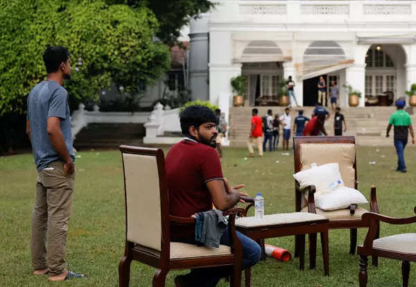 These pictures show how Sri Lanka protesters enjoy the luxuries of the Presidential palace
