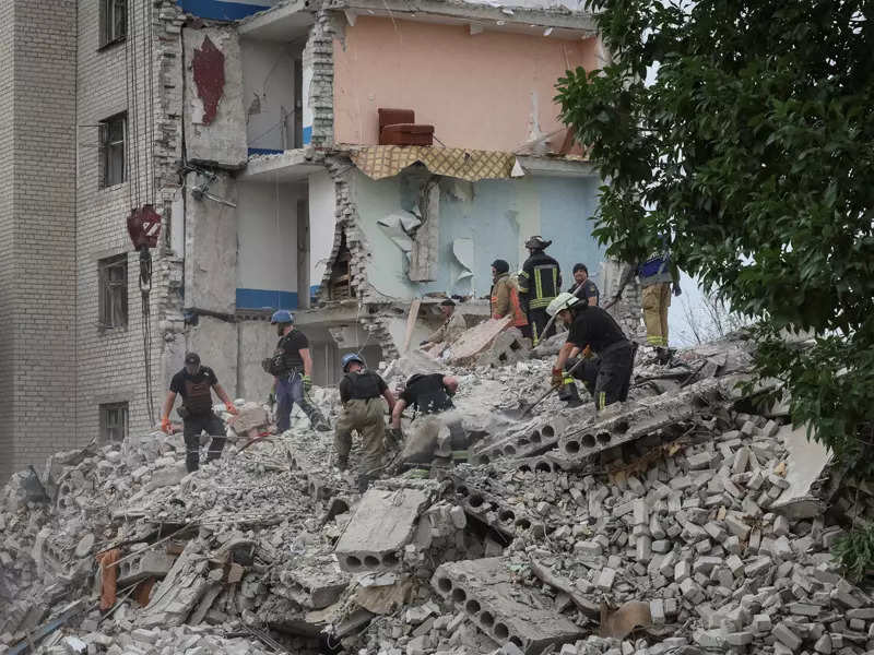 Russian bombardment turns Ukrainian cities into rubble; see pics