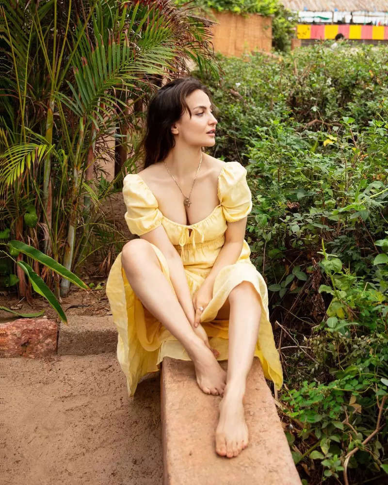 Elli AvrRam’s new vacation pictures are making us miss the beach!