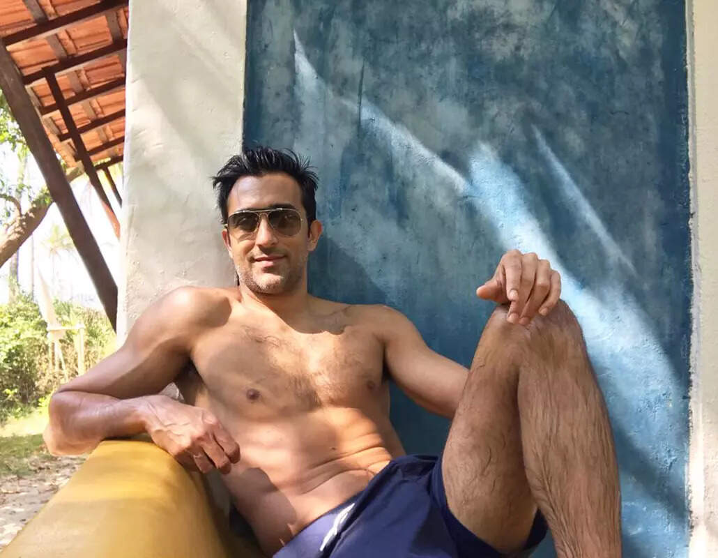 This picture of Rahul Khanna takes the internet by storm