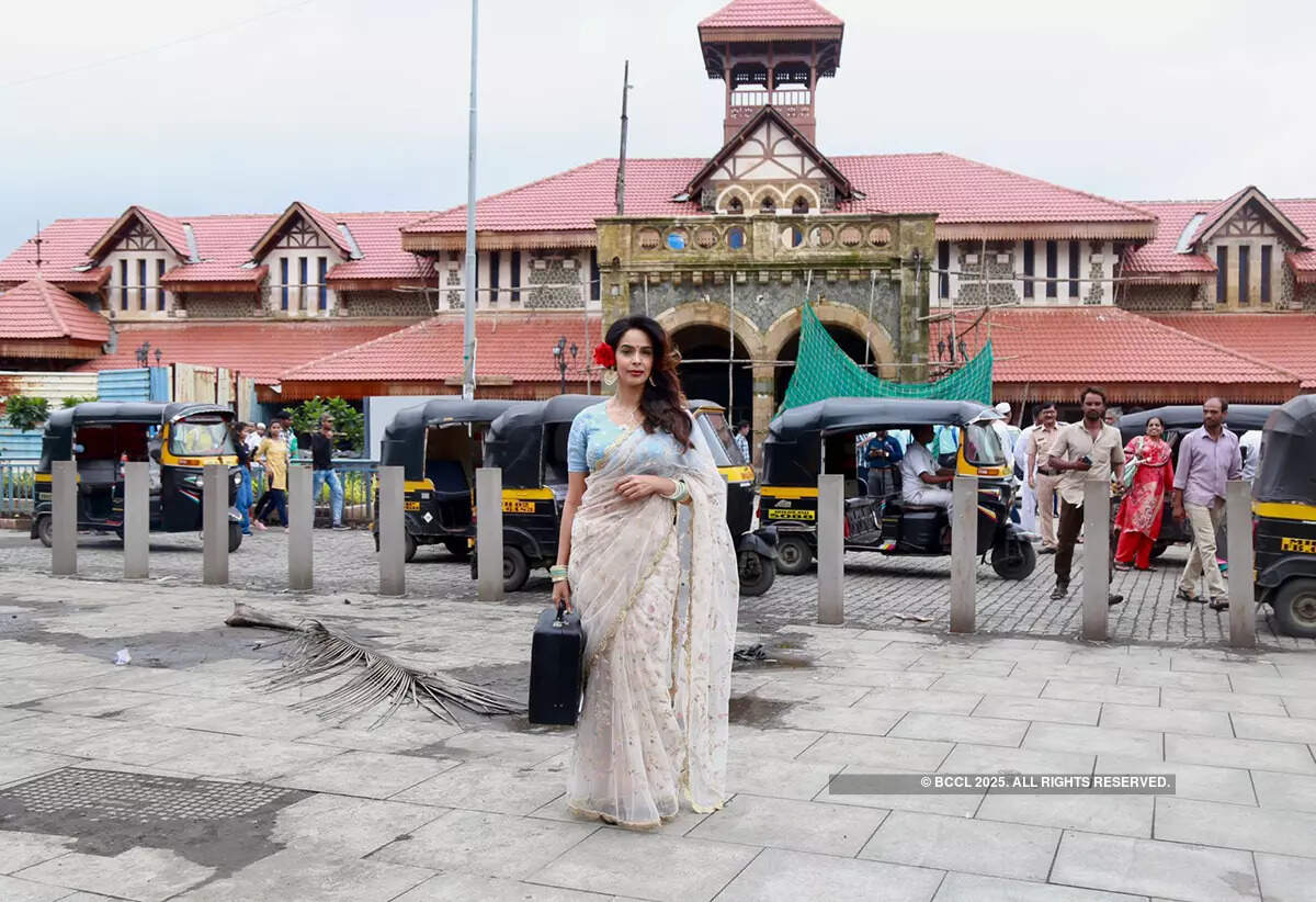 Mallika Sherawat, aka Gulabo, was spotted at Bandra Station in search of Mahboob from 'RK/Rkay'