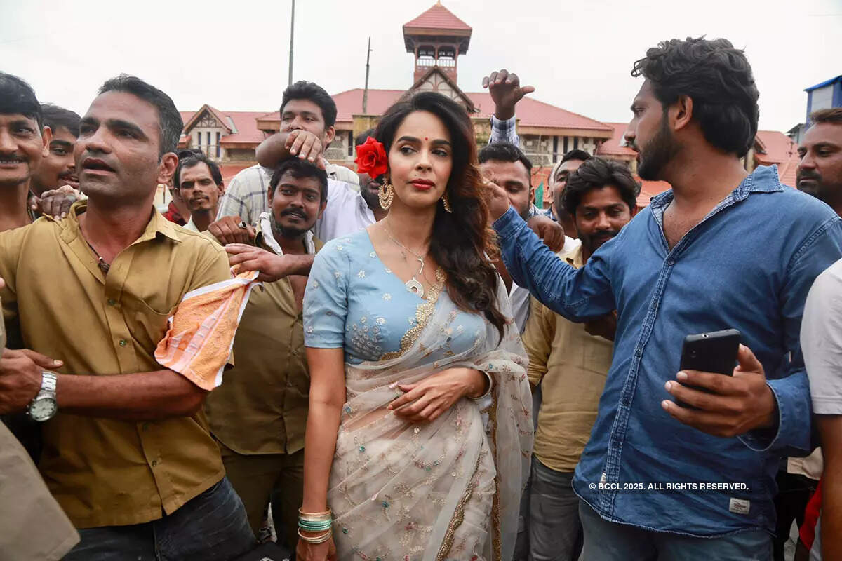Mallika Sherawat, aka Gulabo, was spotted at Bandra Station in search of Mahboob from 'RK/Rkay'