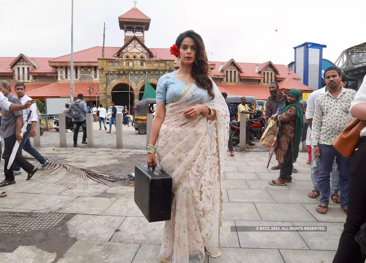 Mallika Sherawat, aka Gulabo, was spotted at Bandra Station in search of Mahboob from 'RK/Rkay'