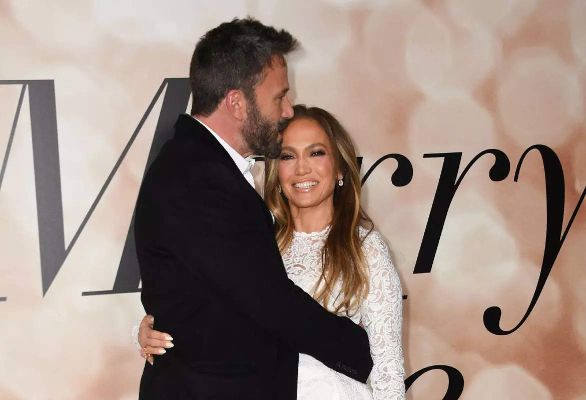 Dreamy wedding pictures of Jennifer Lopez and Ben Affleck from Vegas go viral!