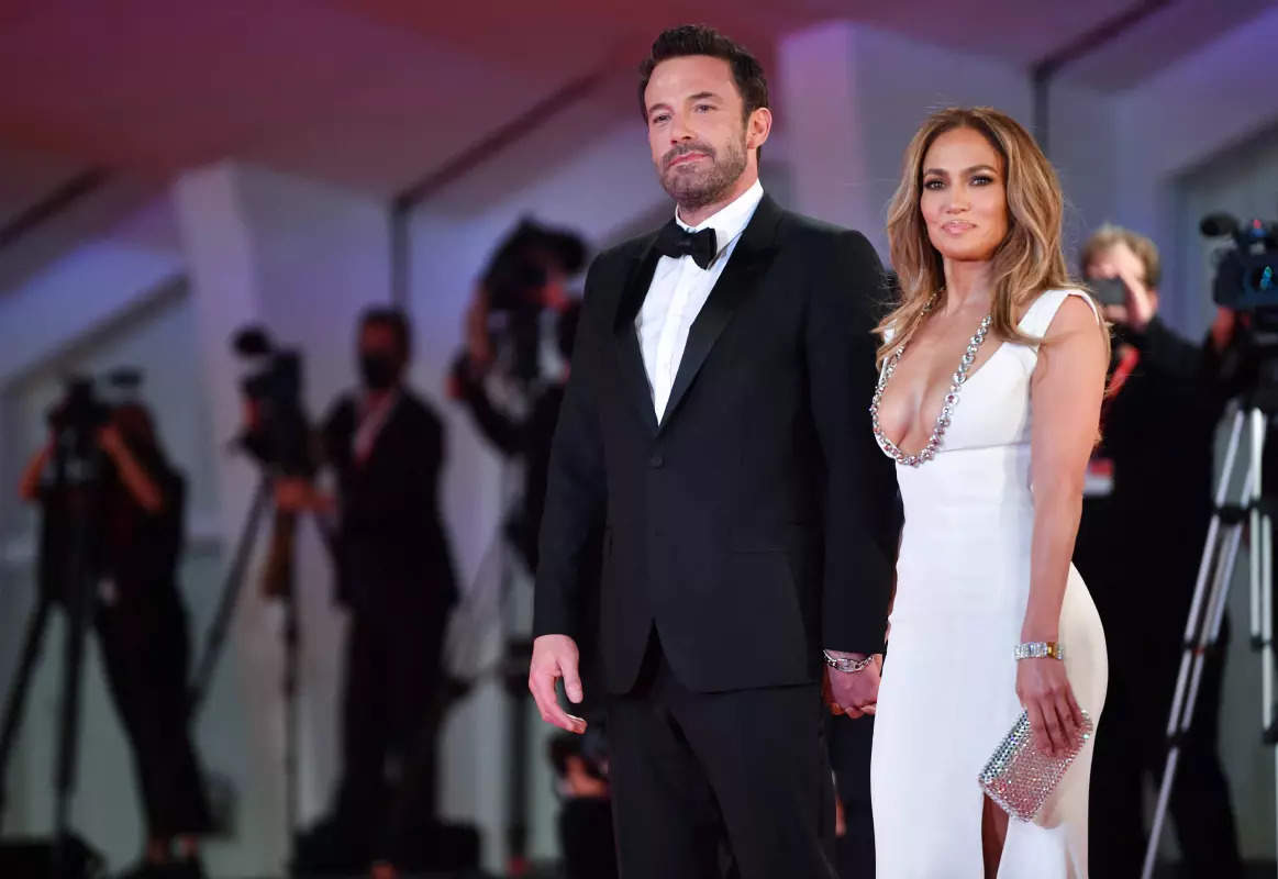 Dreamy wedding pictures of Jennifer Lopez and Ben Affleck from Vegas go viral!