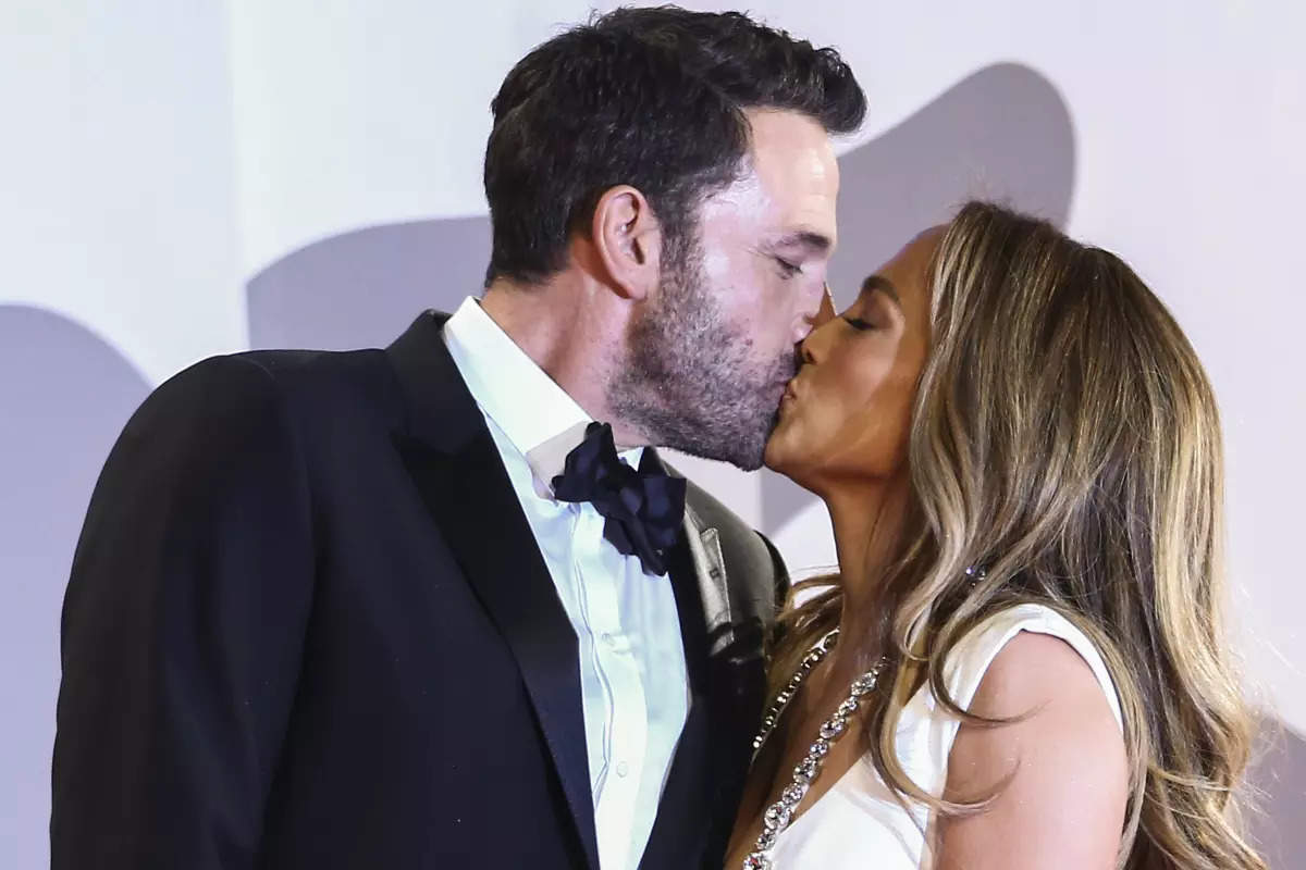 Dreamy wedding pictures of Jennifer Lopez and Ben Affleck from Vegas go viral!