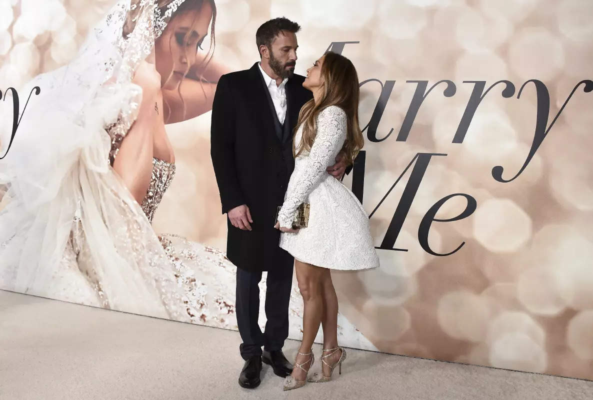 Dreamy wedding pictures of Jennifer Lopez and Ben Affleck from Vegas go viral!