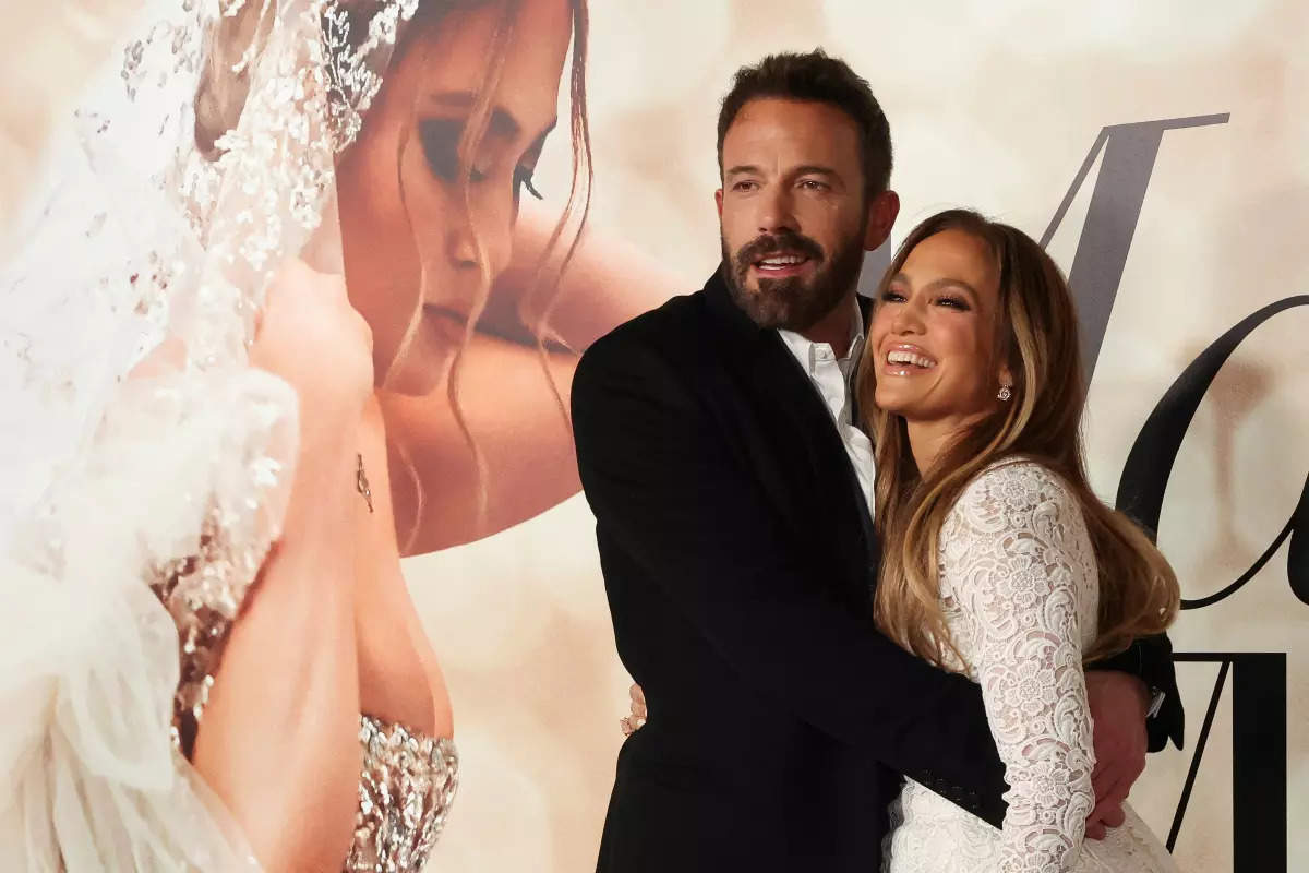 Dreamy wedding pictures of Jennifer Lopez and Ben Affleck from Vegas go viral!