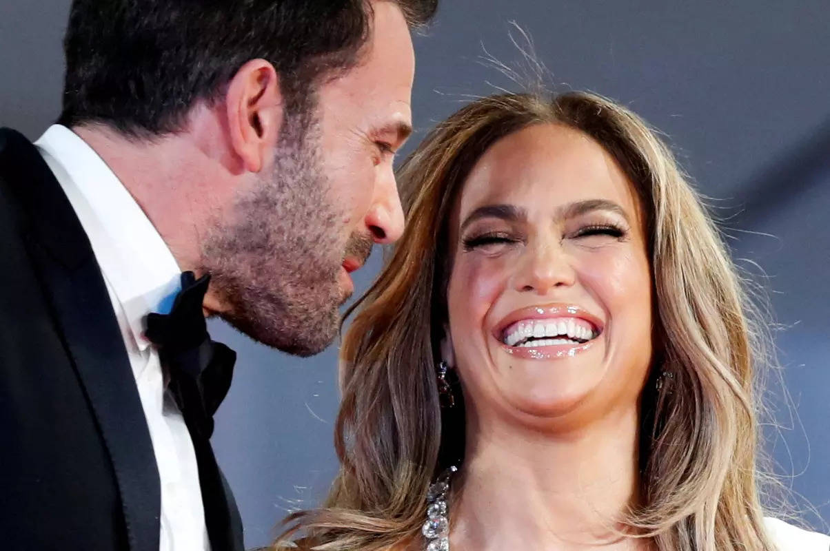 Dreamy wedding pictures of Jennifer Lopez and Ben Affleck from Vegas go viral!