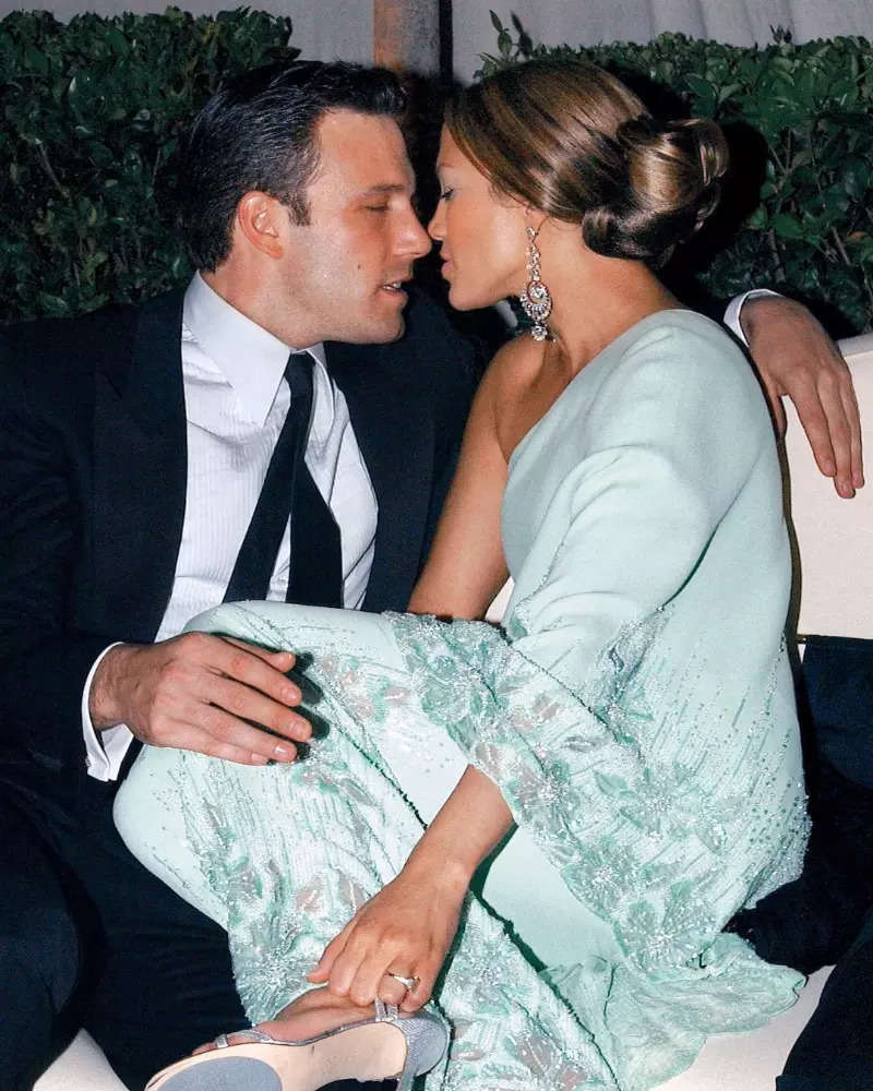 Dreamy wedding pictures of Jennifer Lopez and Ben Affleck from Vegas go viral!