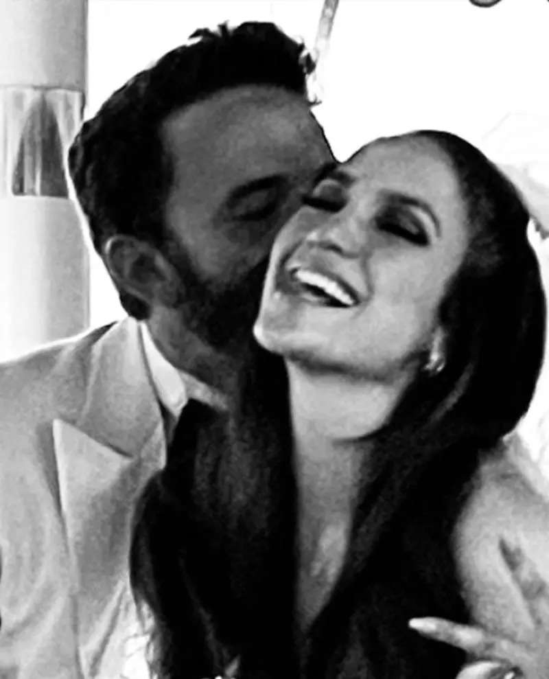 Dreamy wedding pictures of Jennifer Lopez and Ben Affleck from Vegas go viral!