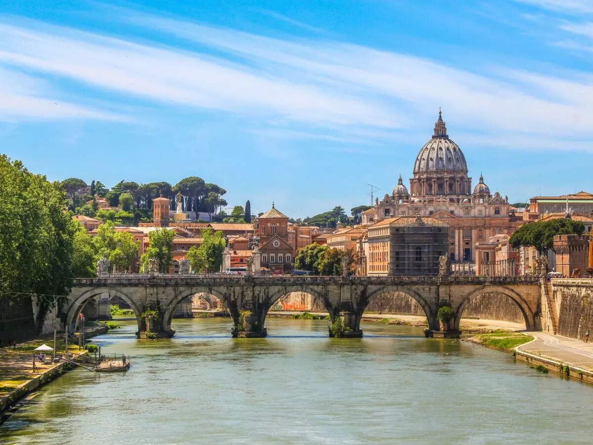 Extreme drought brings out the underwater ruins of an ancient bridge in Rome! Extreme drought brings out the underwater ruins of an ancient bridge in Rome!