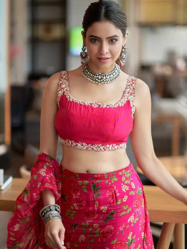 <BR> sets the temperature soaring with these pictures!