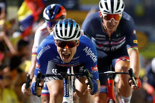 These images capture the best moments of Tour de France