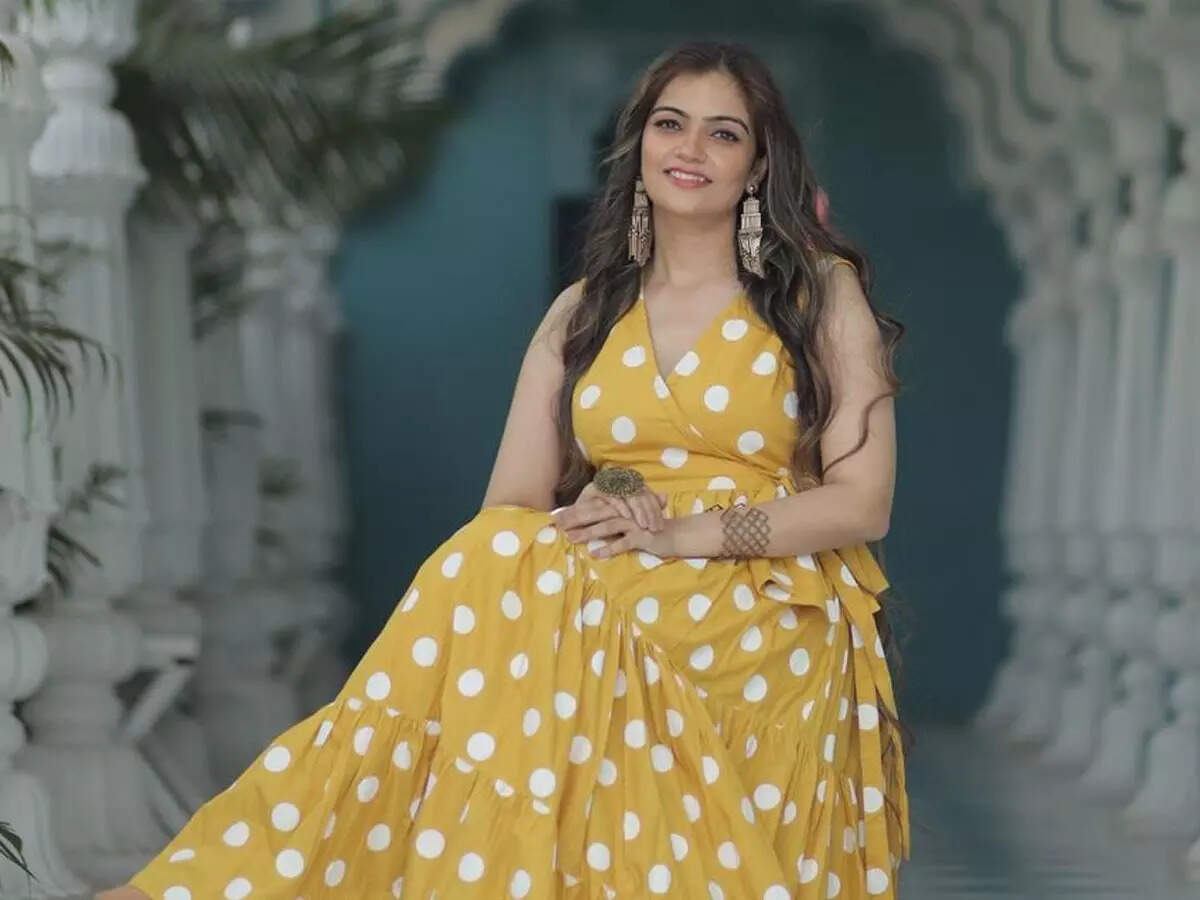 Punjabi girl singing Haryanvi song