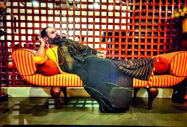 Sarinotsorry Men In Saris Take The Spotlight Times Of India